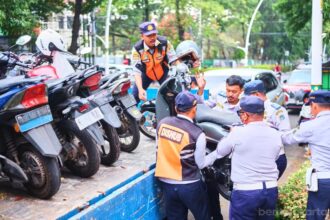 Parkir motor liar